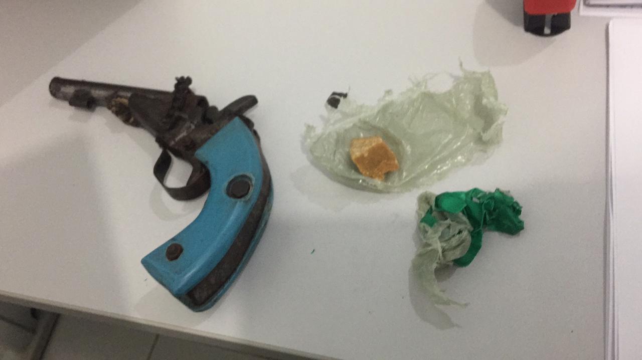 Material apreendido com o suspeito em União