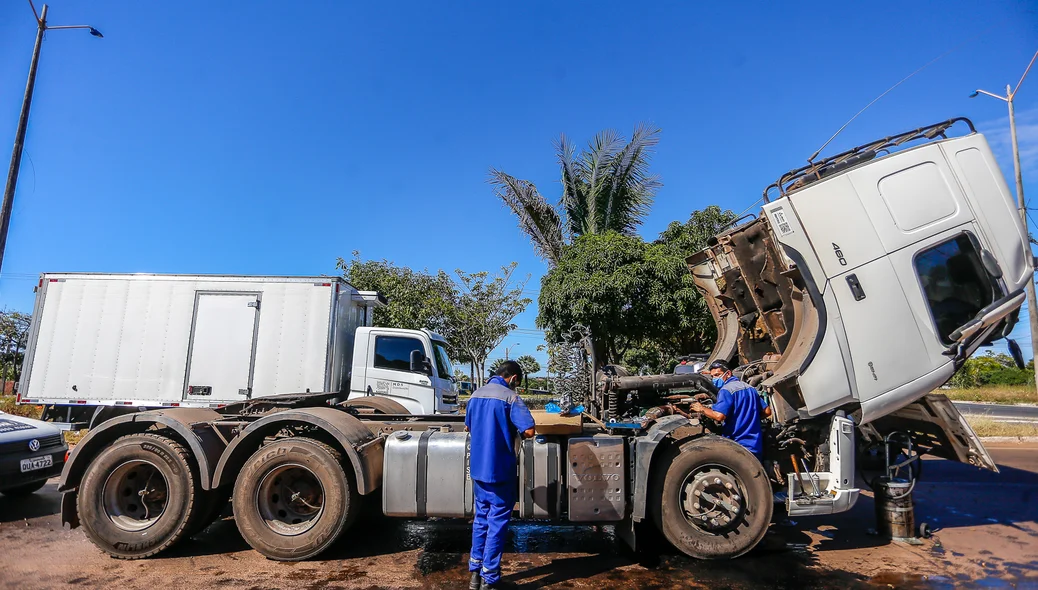 Mecânicos consertando caminhão