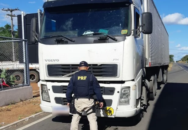 Veículo de Carga recuperado pela PRF