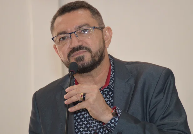 Padre Walmir é obrigado a readmitir contratados