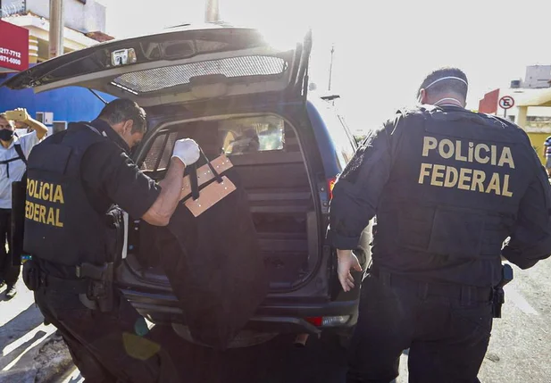 Polícia Federal deflagra operação e cumpre mandados