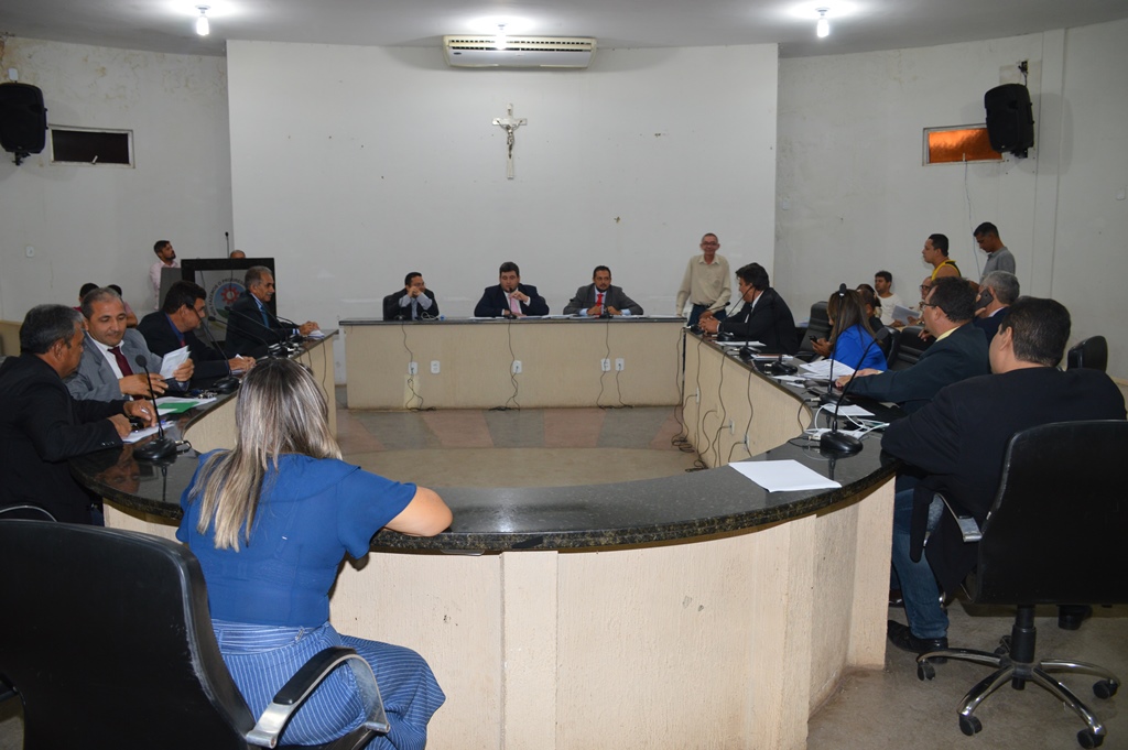 Câmara de Picos suspende votação do projeto