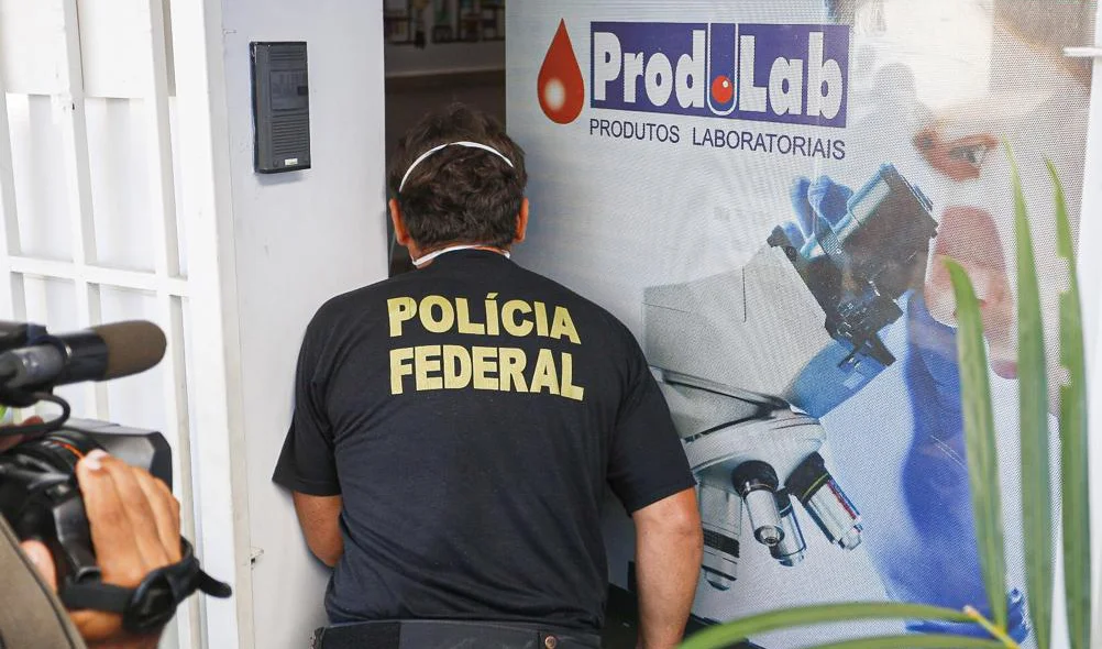 Policiais durante operação