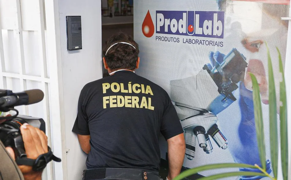 Policiais durante operação