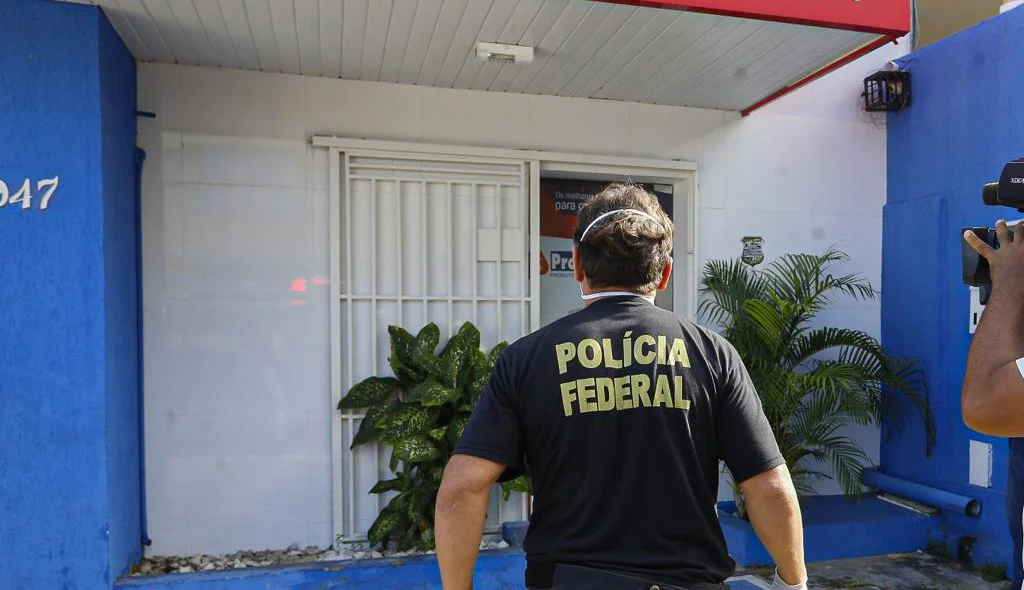 Policiais fazendo buscas na empresa