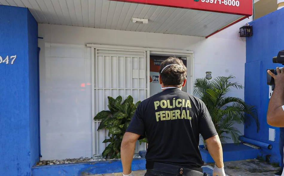 Policiais fazendo buscas na empresa