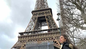 Fernanda Gomes ao lado da Torre Eiffel, em Paris