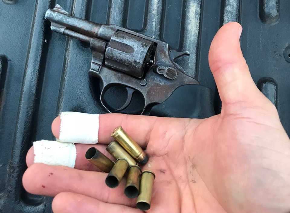 Arma de fogo encontrada com o suspeito na Vila Irmã Dulce