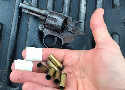 Arma de fogo encontrada com o suspeito na Vila Irmã Dulce
