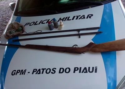 Arma e objetos apreendidos com o acusado em Patos do Piauí