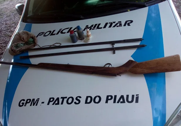 Arma e objetos apreendidos com o acusado em Patos do Piauí