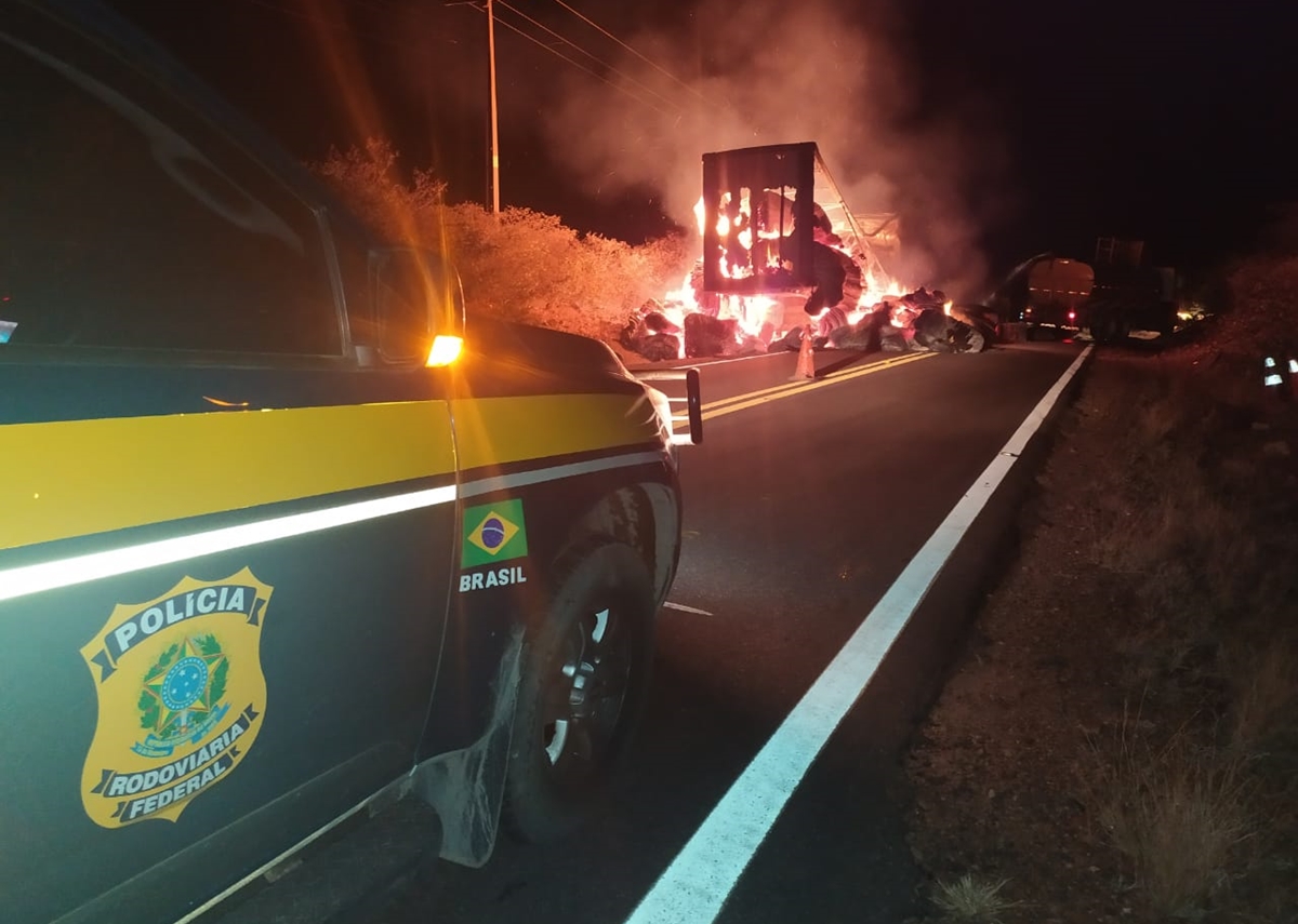 Carretas carregadas com algodão pegam fogo na BR 135