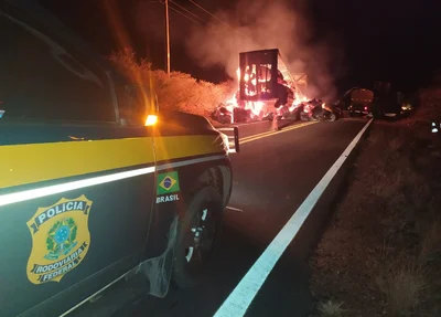 Carretas carregadas com algodão pegam fogo na BR 135