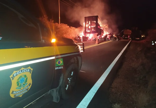 Carretas carregadas com algodão pegam fogo na BR 135