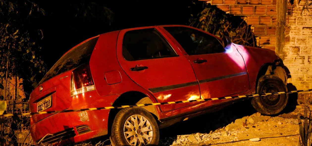 Carro do policial que foi alvejado com vários tiros 