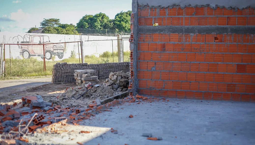 Derrubaram um muro que havia sido construído há poucos dias 