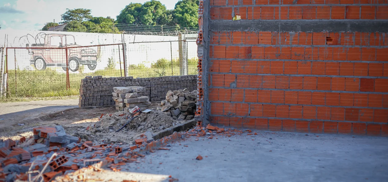 Derrubaram um muro que havia sido construído há poucos dias 