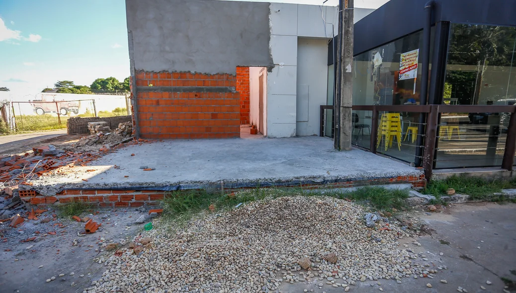 Muro faz parte do posto de combustível