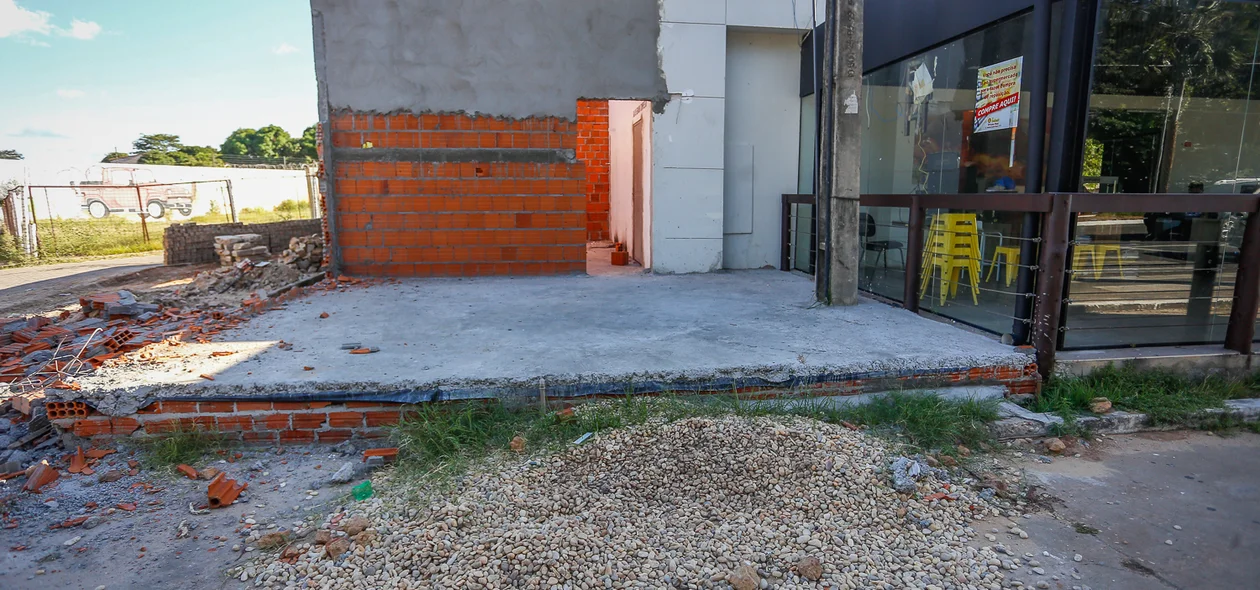 Muro faz parte do posto de combustível