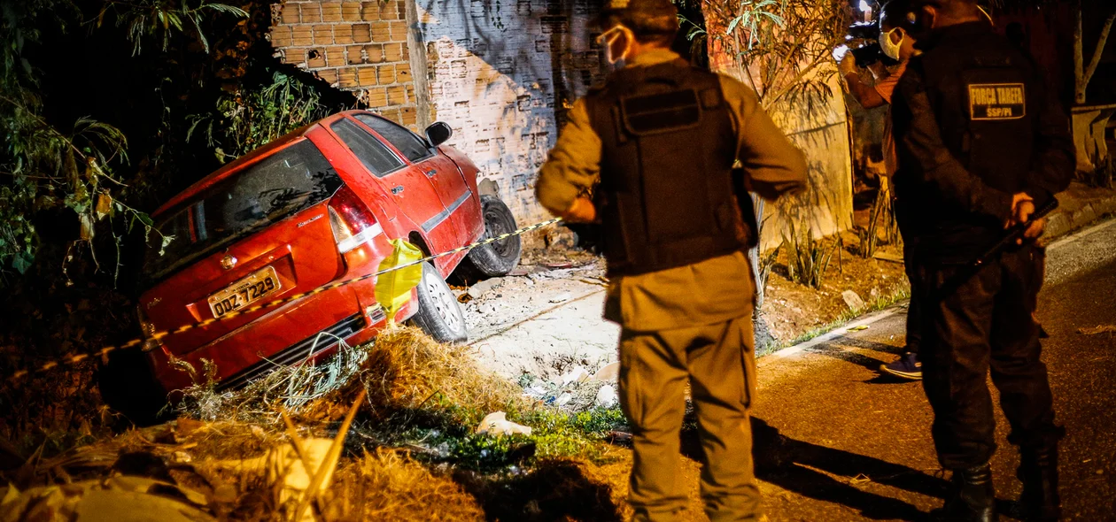 Polícia militar fazendo os procedimentos legais 