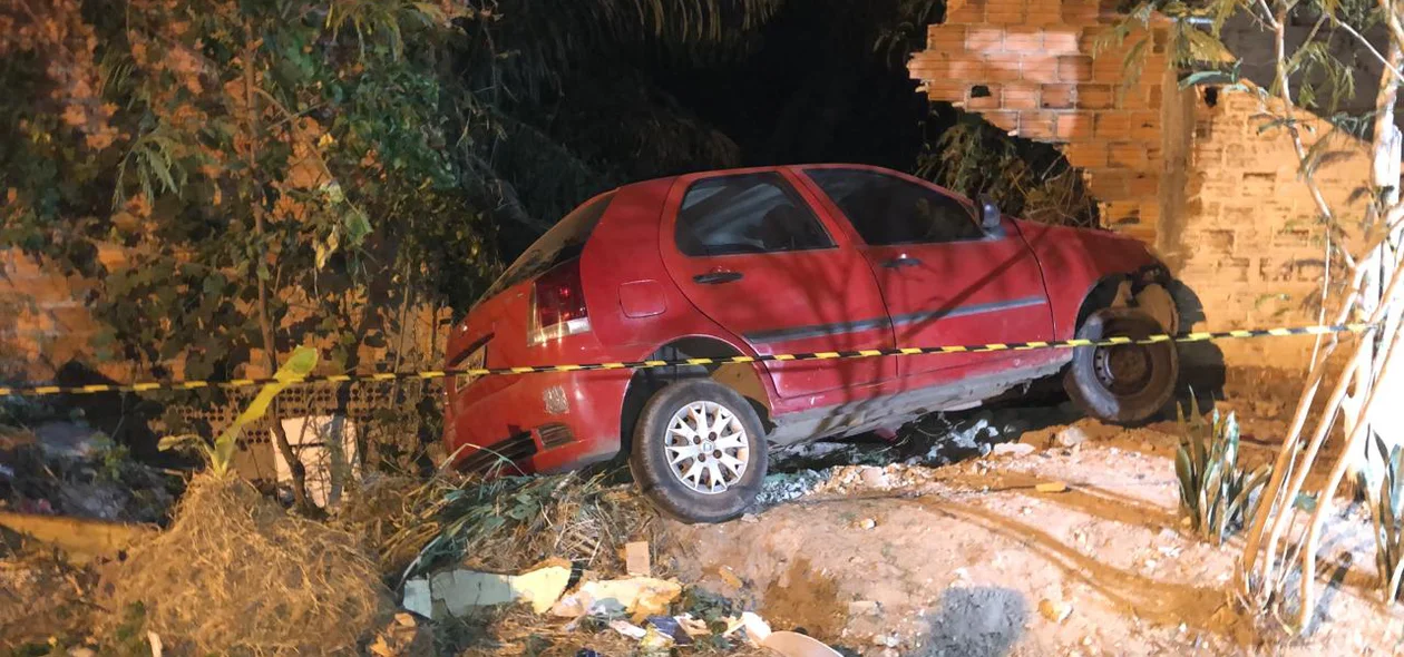 Policial perdeu o controle da direção e bateu contra um muro