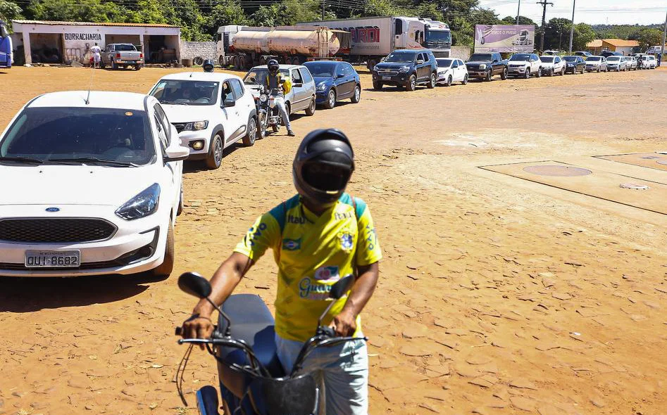 Fila de carros e motos para abastecer 
