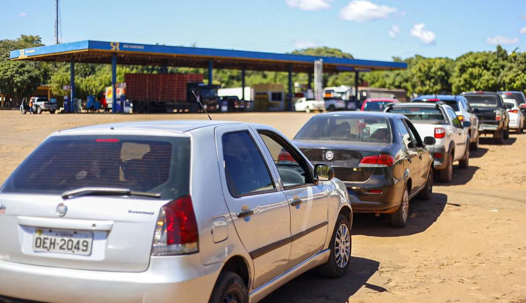 Fila de carros no posto São Raimundo
