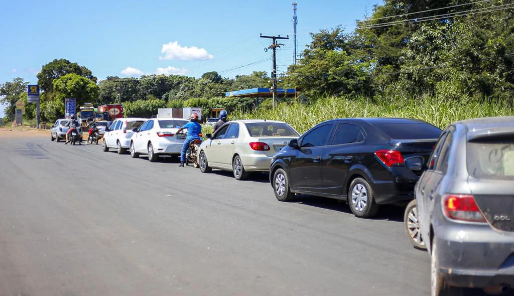 Fila na BR 343 para abastecer 