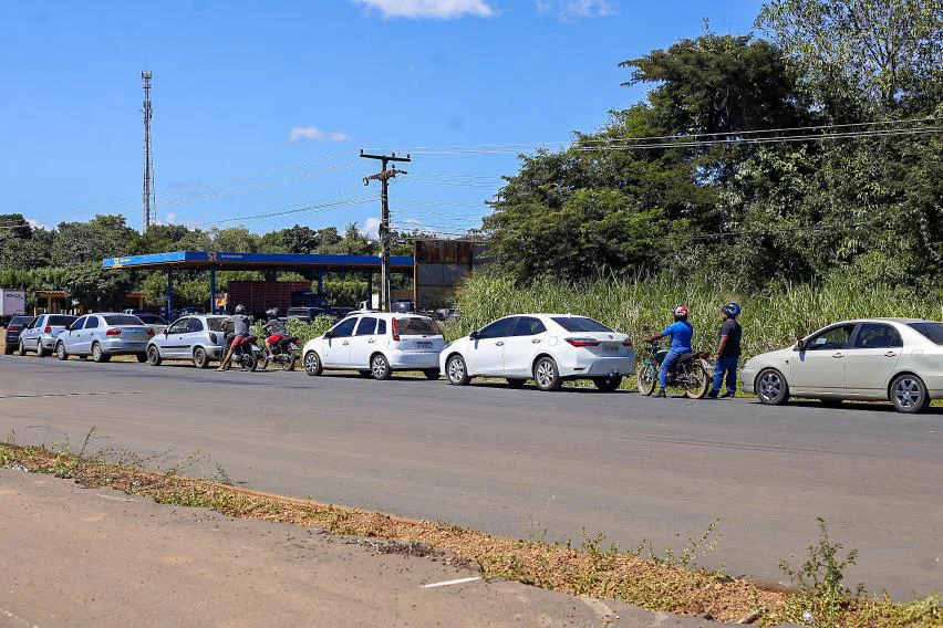Fila para abastecer na BR 343 