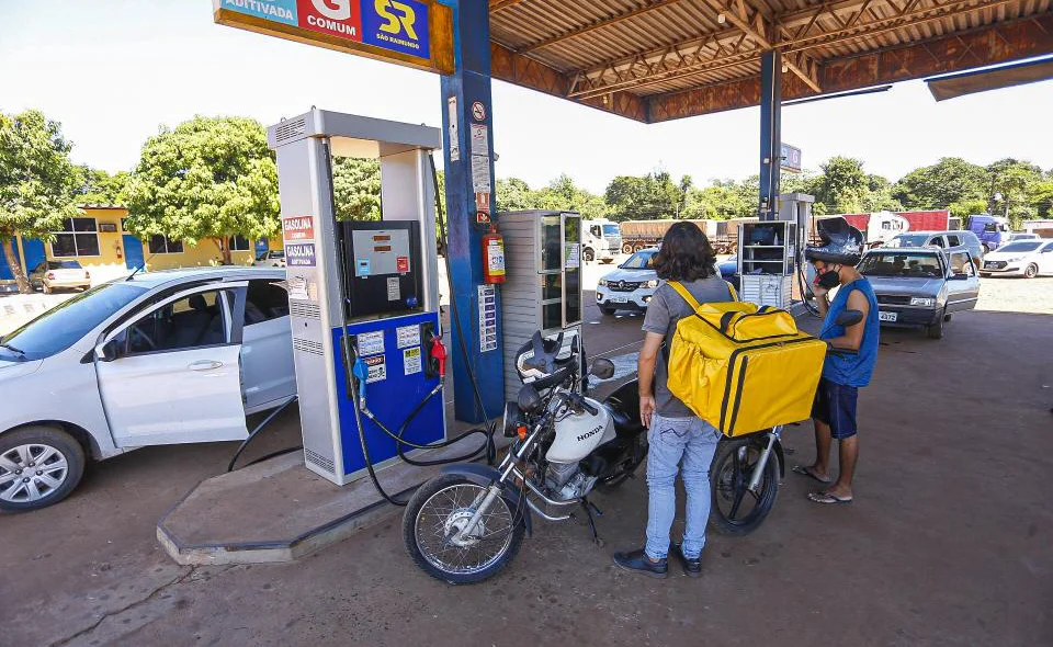 Grande fila para abastecer no posto São Raimundo 
