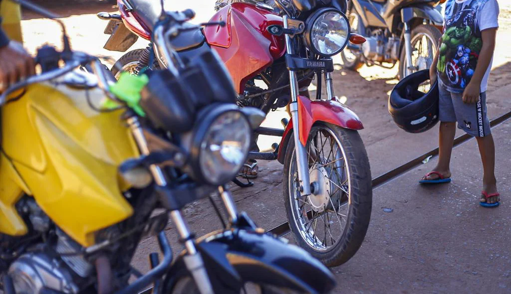 Motoqueiros abastecendo