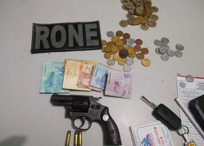 Arma, munições e dinheiro apreendidos