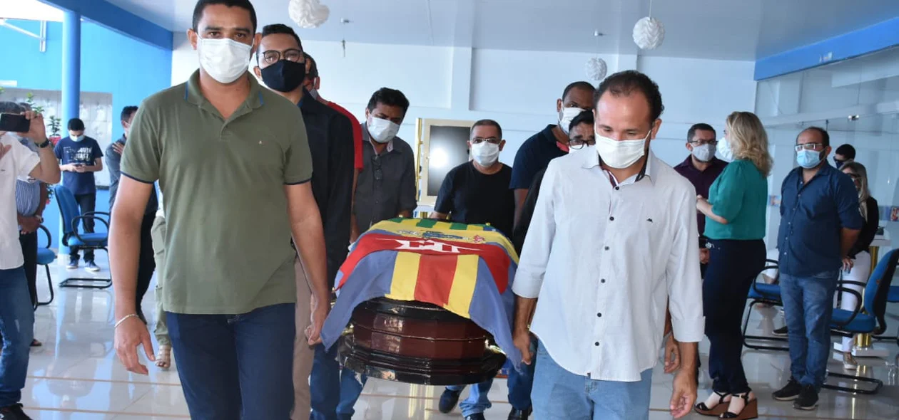 Amigos levam o caixão de Assis Carvalho