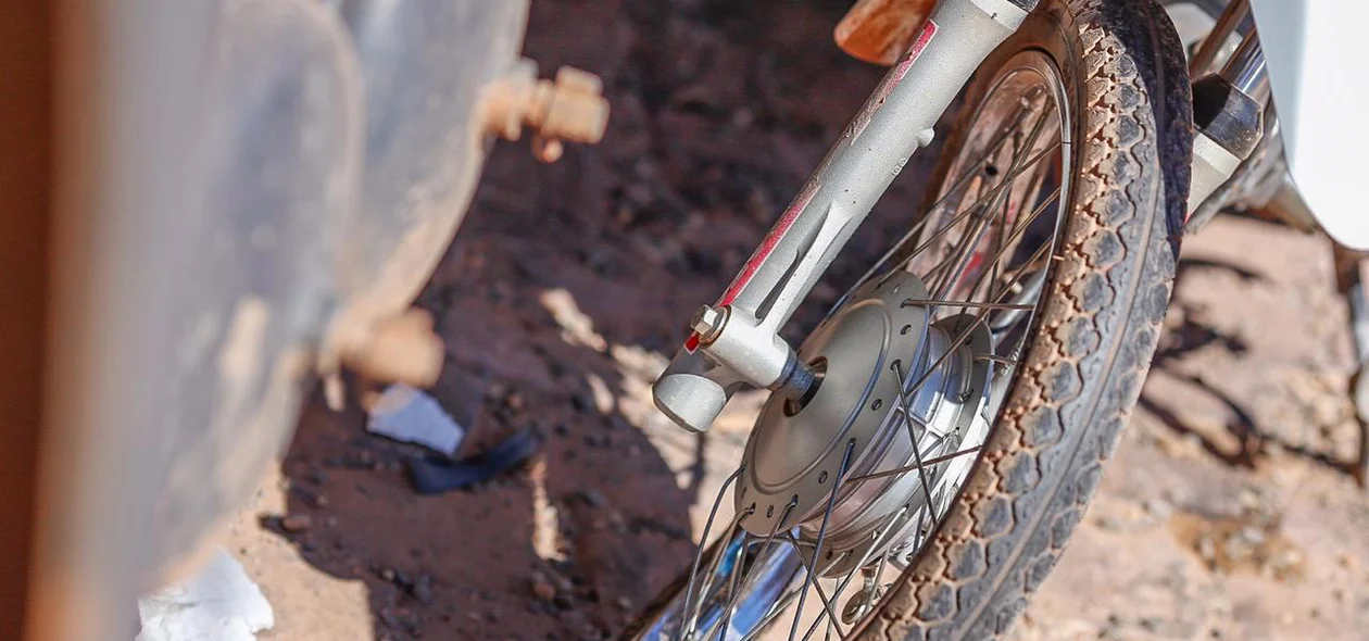 Moto da vítima ficou parcialmente destruída
