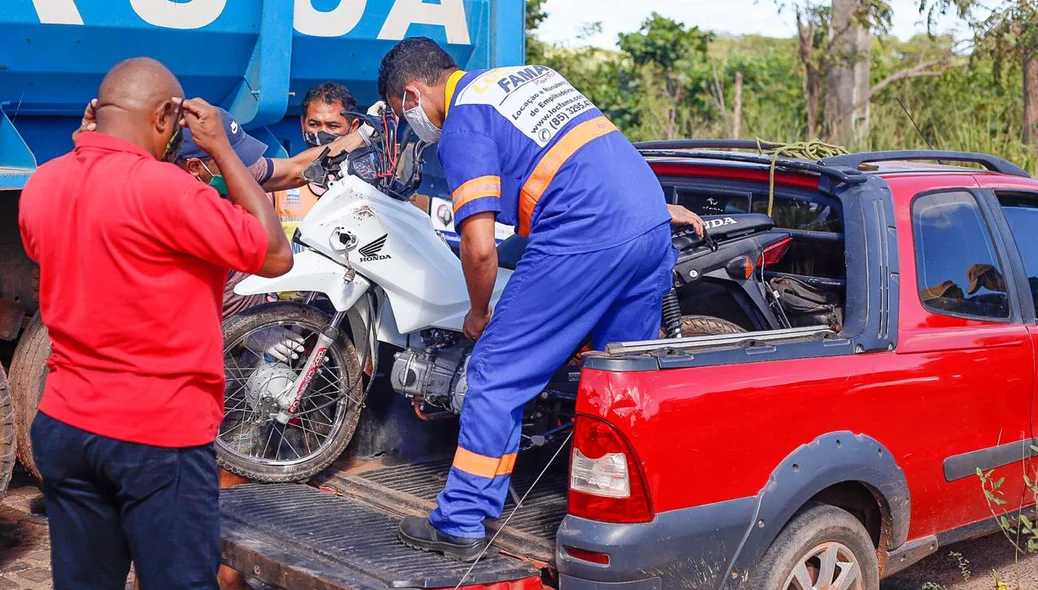 Motocicleta da vítima foi removida do local do acidente