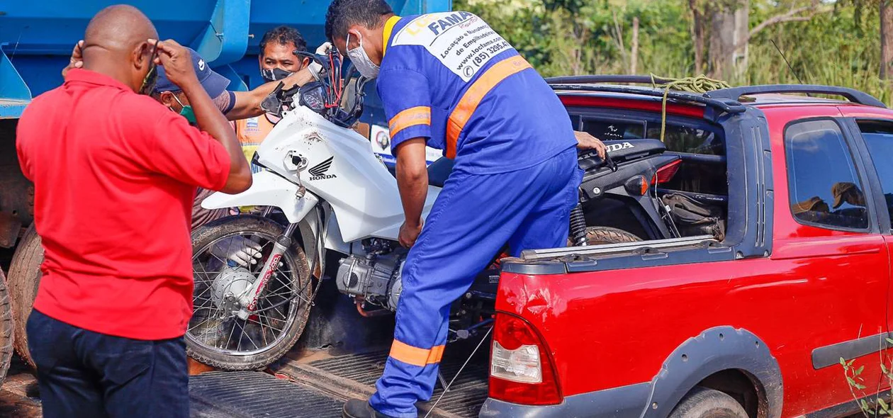 Motocicleta da vítima foi removida do local do acidente