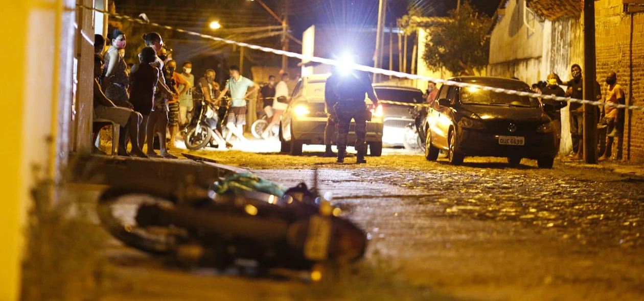 Policiais no local do crime