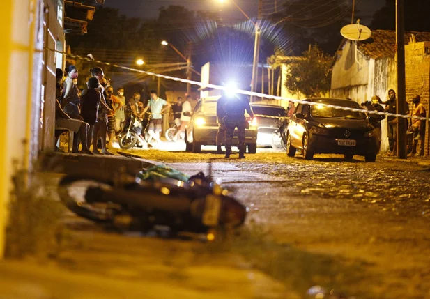 Policiais no local do crime
