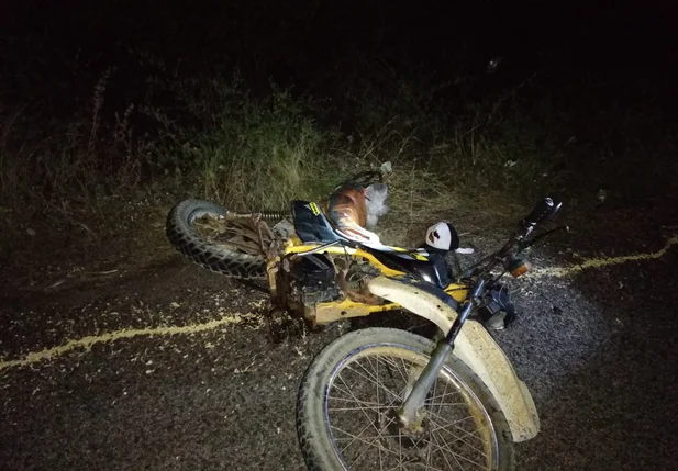 Motocicleta ficou completamente destruída