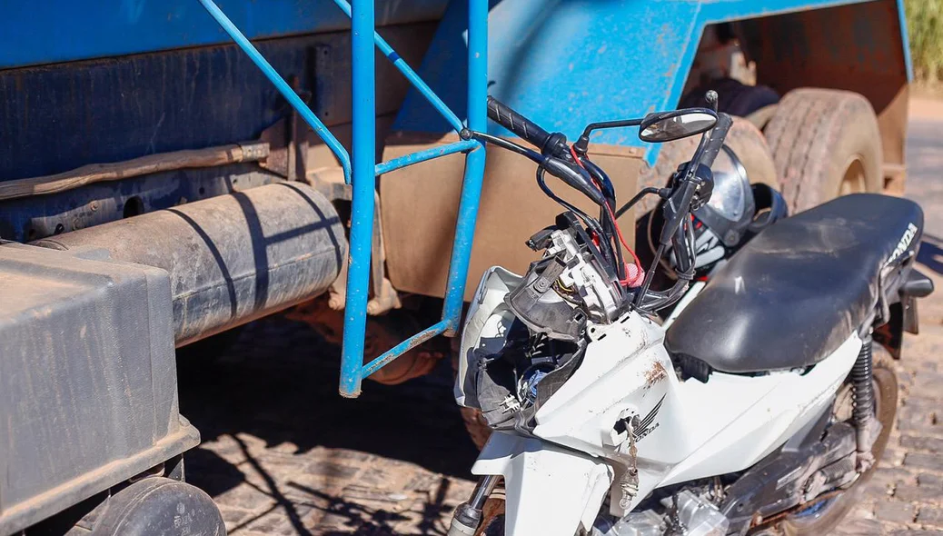 Motocicleta ficou parcialmente destruída na PI 130