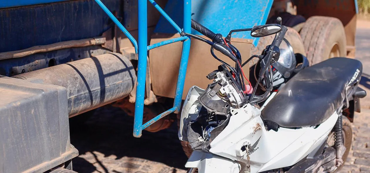 Motocicleta ficou parcialmente destruída na PI 130