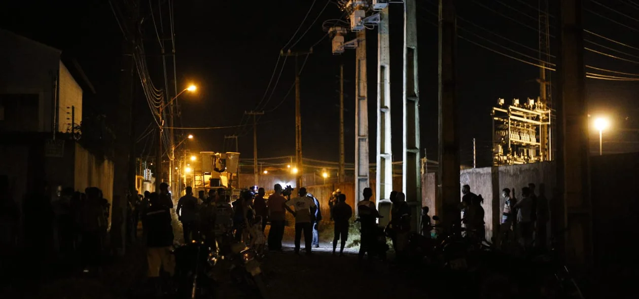 Várias pessoas observam o local