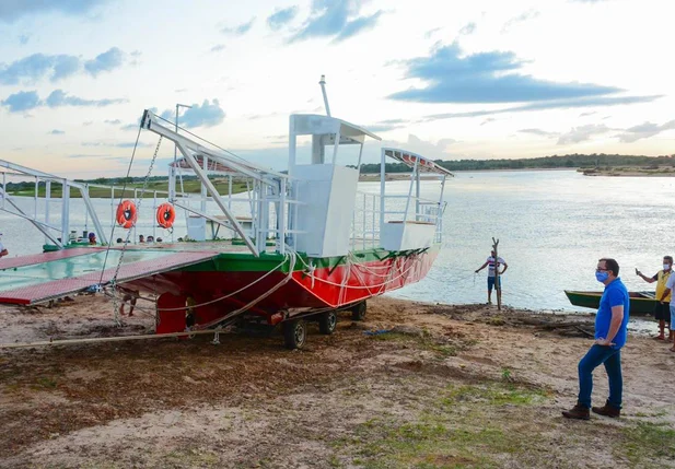 Bote entregue pelo prefeito Júnior Percy 