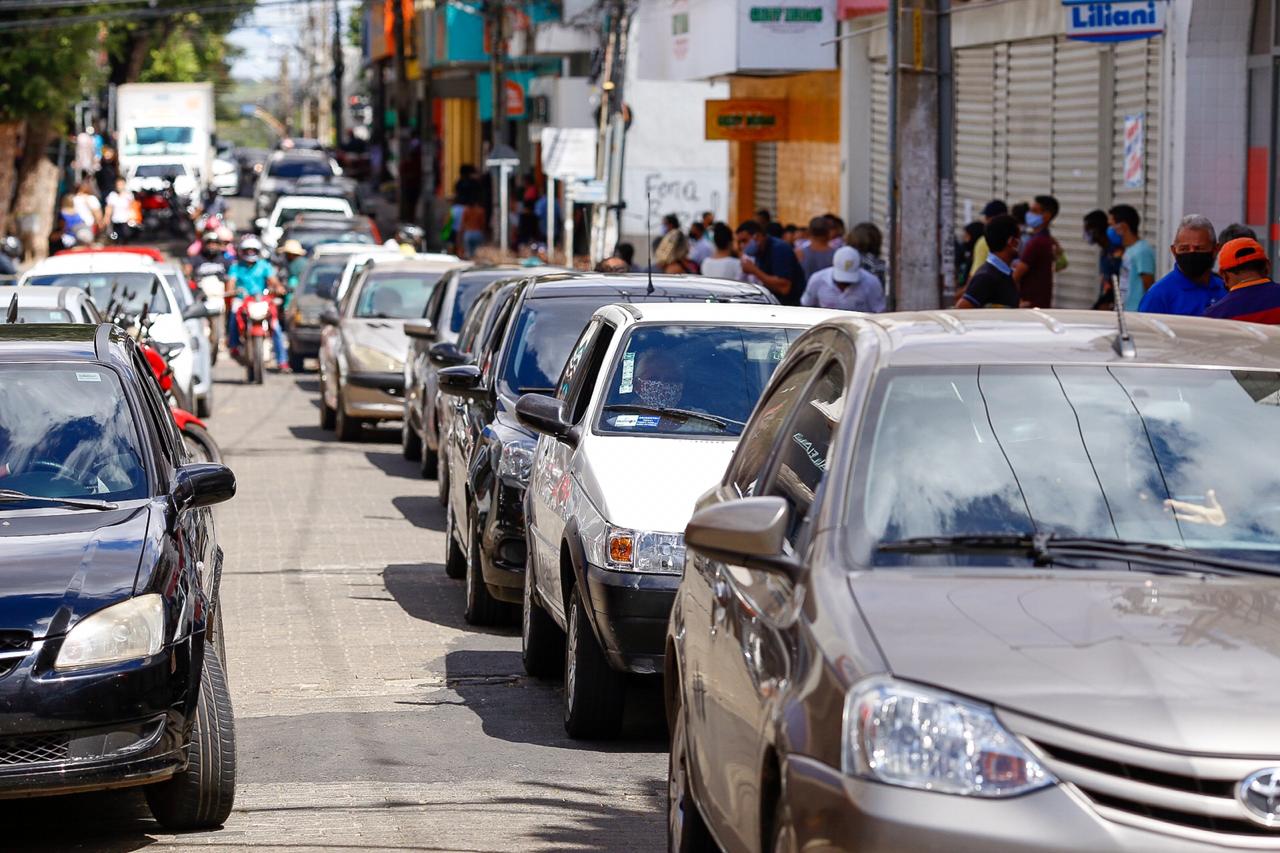 Fila de carros no centro de Teresina