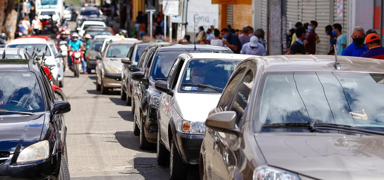 Fila de carros no centro de Teresina
