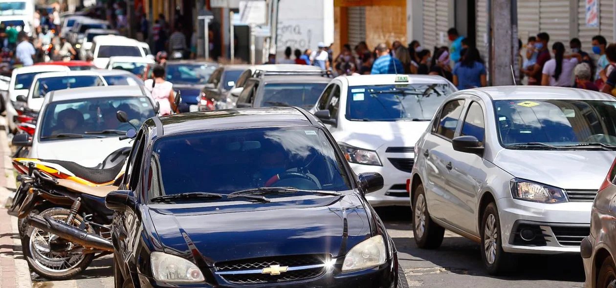 Grande quantidade de veículos no centro de Teresina