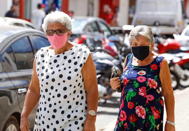 Idosas caminhando com máscara no centro de Teresina