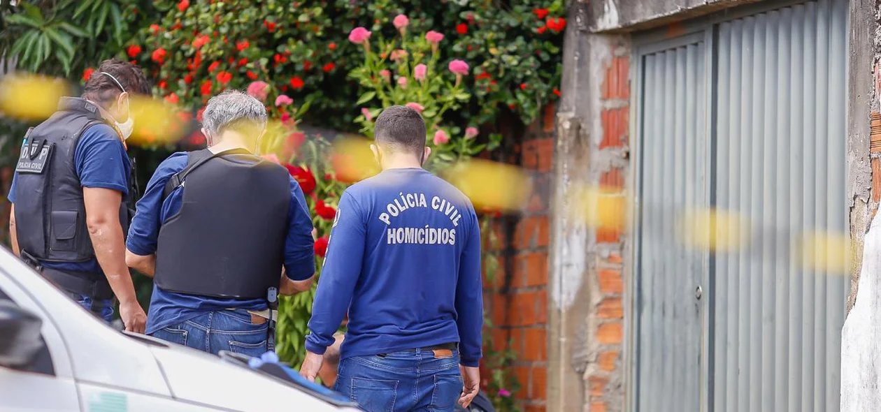Policiais da homicídios e da perícia no local do crime