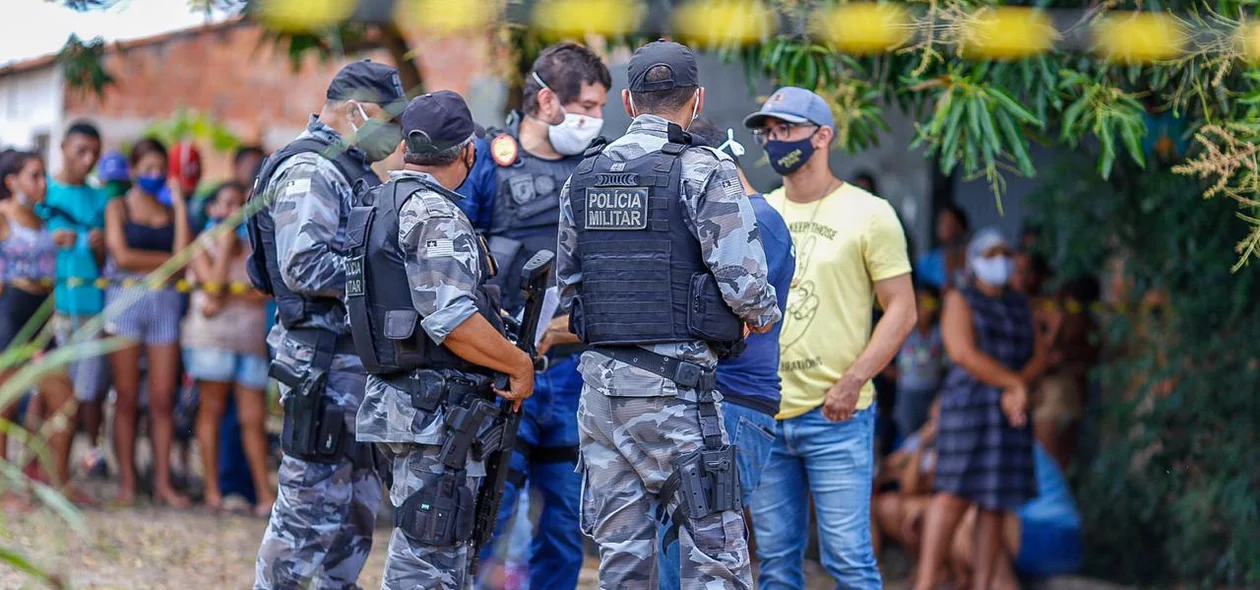 Policiais reunidos no local do crime