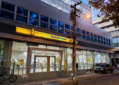 Policial foi abordado em frente ao Banco do Brasil